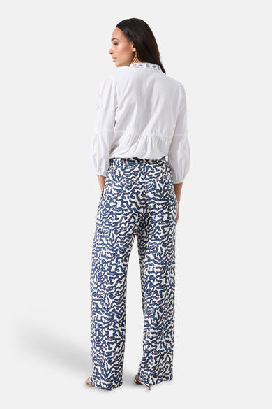 Wit blouse met lange mouwen van GARCIA, met geborduurde details op de kraag en een print op de broek.