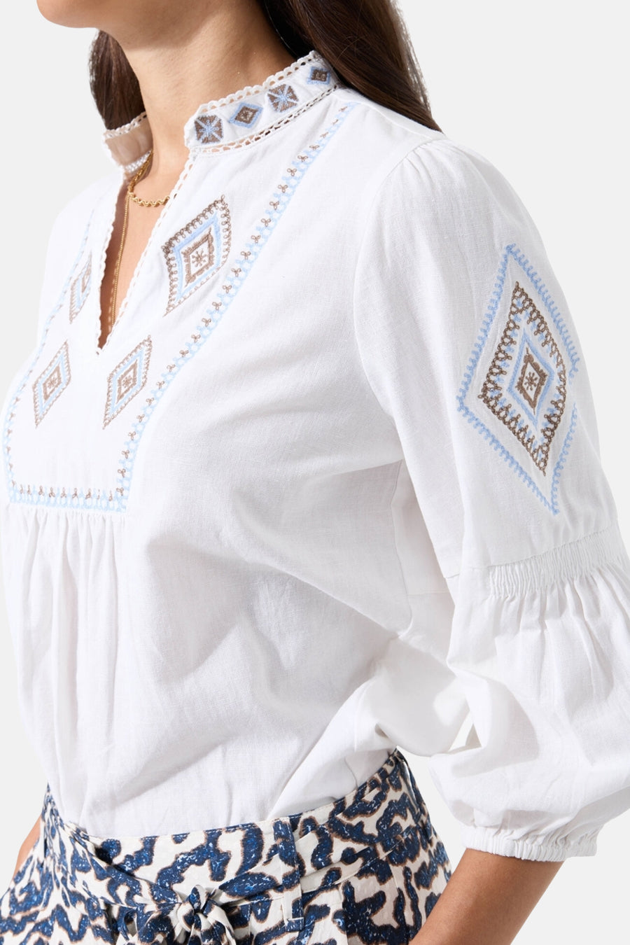 Wit GARCIA blouse met lange mouwen, decoratieve borduursels, opstaande kraag en geometrisch patroon.