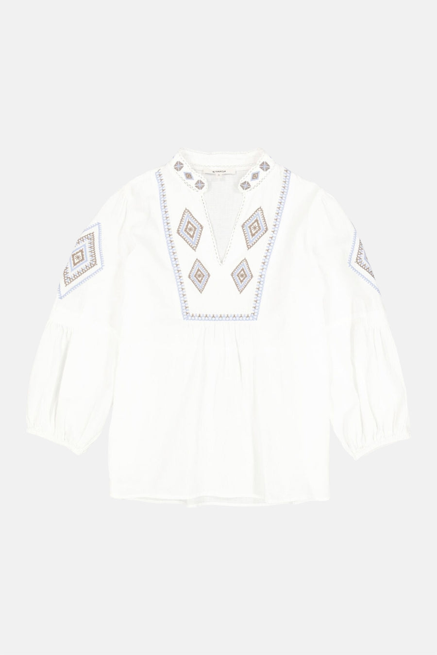 Blouse blanche à manches longues de GARCIA, ornée de motifs losanges brodés sur le devant et les épaules.

