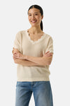 Beige trui met V-hals van GARCIA, in een open gebreide honingraatstructuur met geschulpte rand.