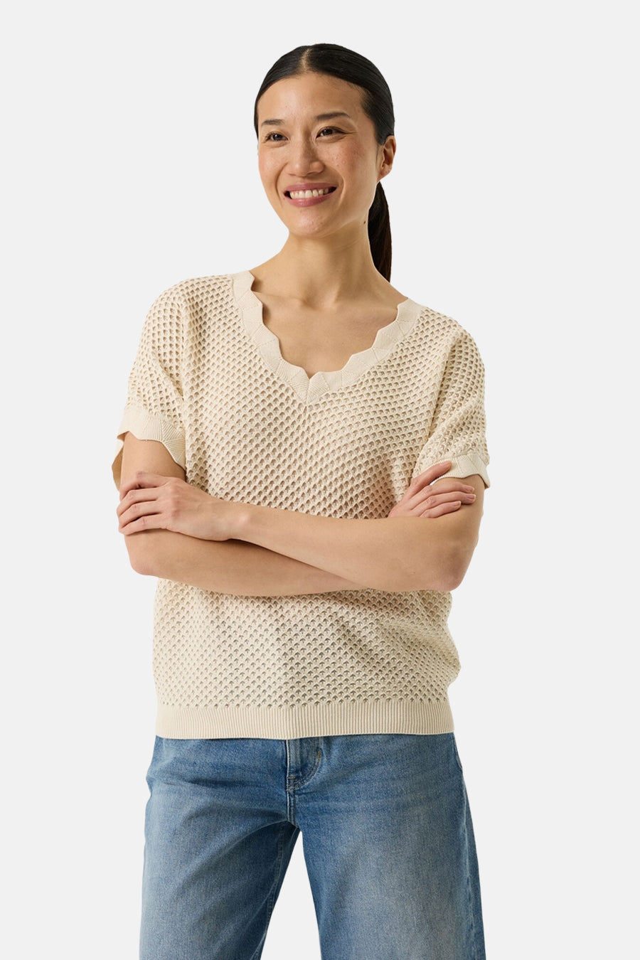 Beige trui met V-hals van GARCIA, in een open gebreide honingraatstructuur met geschulpte rand.