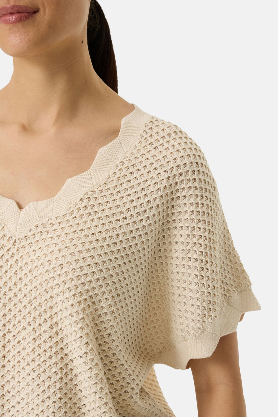 Pull beige à col V de GARCIA, en maille ajourée à motif nid d'abeille et bordure festonnée.