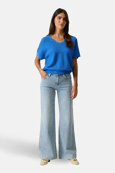 Pull bleu en maille texturée de GARCIA, porté avec un jean large et des chaussures décontractées.