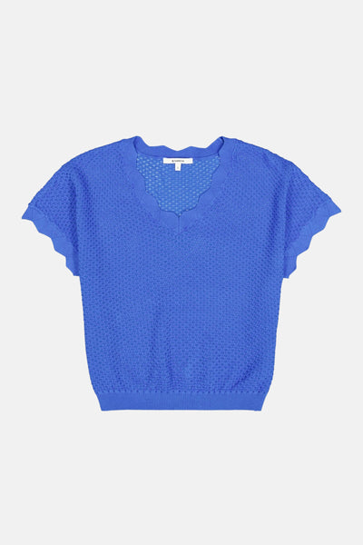 Pull bleu à col V de GARCIA avec une maille ajourée texturée et des manches courtes à bords festonnés.