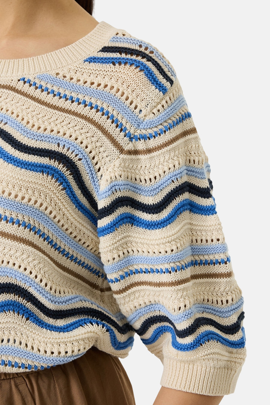 Pull col rond multicolore de GARCIA, rayures ondulées bleues, marron et beige, en maille ajourée, vue rapprochée.
