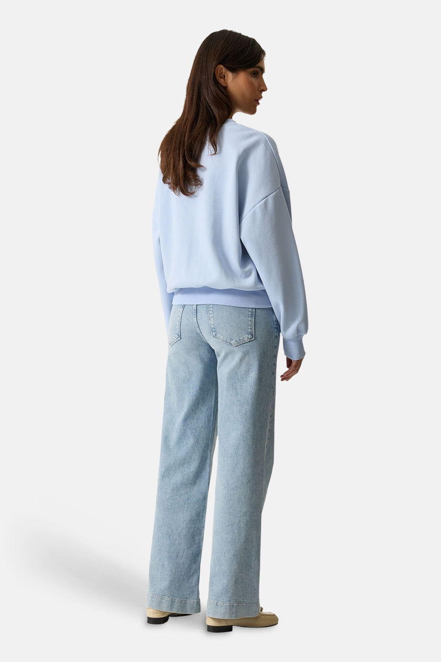 Sweat bleu de GARCIA, porté avec un jean décontracté taille haute, vue de dos.
