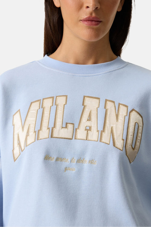 Sweat-shirt bleu à col rond de GARCIA avec inscription "MILANO" et broderies dorées.