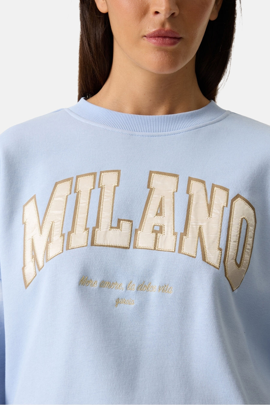 Sweat-shirt bleu à col rond de GARCIA avec inscription "MILANO" et broderies dorées.