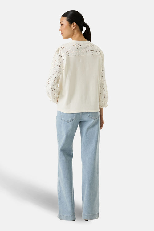 Sweat-shirt blanc de GARCIA avec manches longues ajourées et pantalon en denim bleu clair.