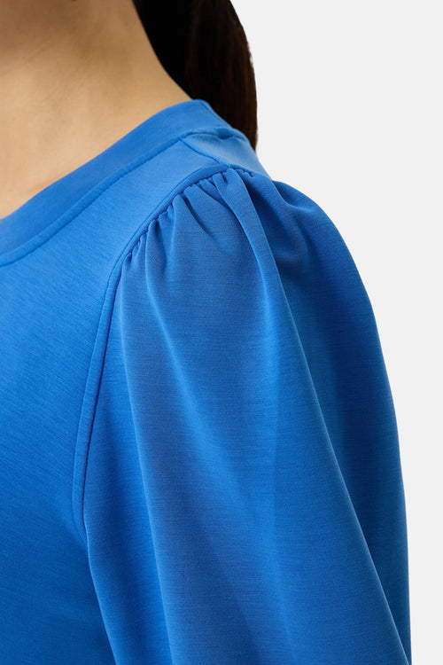 Sweat bleu de GARCIA avec manches courtes bouffantes et encolure ras du cou.
