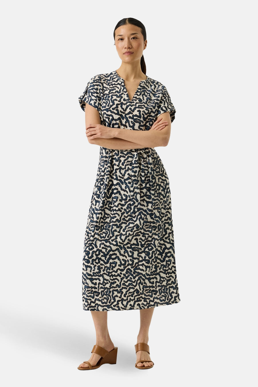 Robe multicolore de GARCIA, avec un motif abstrait bleu marine et des sandales compensées marron.
