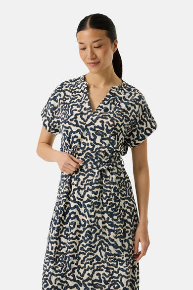 Robe multicolore GARCIA à motif abstrait et ceinture nouée, portée par une femme.
