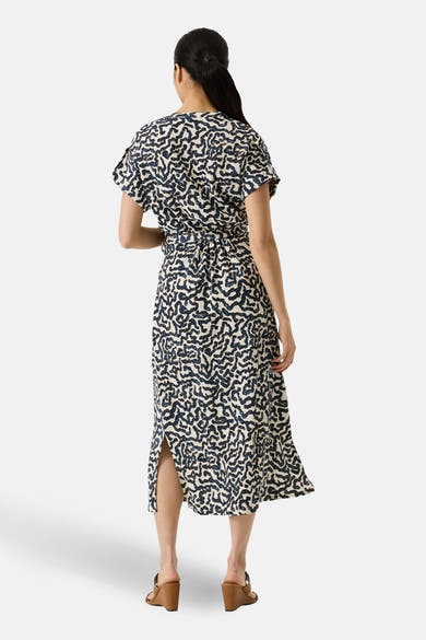 Robe multicolore GARCIA avec motif abstrait, ceinture à la taille et fente latérale, vue de dos.