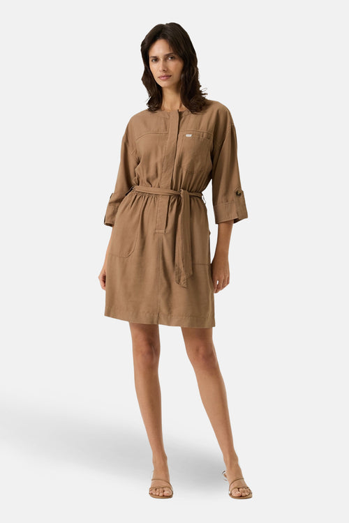 Robe taupe de GARCIA avec ceinture assortie, poches plaquées et manches trois-quarts.