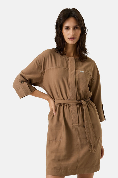 Robe taupe, par GARCIA, avec manches trois-quarts et ceinture à nouer.