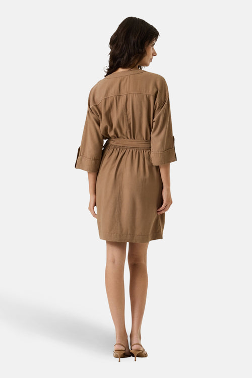 Robe taupe de GARCIA, avec une ceinture à nouer et des manches trois-quarts.