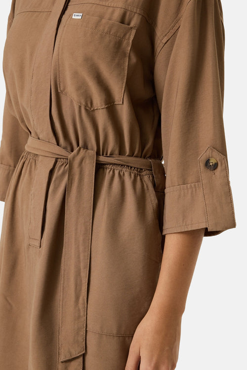 Robe taupe par GARCIA avec ceinture nouée et manches trois-quarts boutonnées.