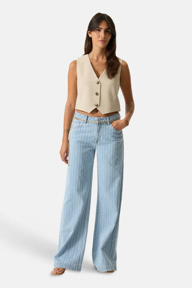 Beige blazer van GARCIA met knoopsluiting en korte pasvorm, gedragen met een gestreepte jeans.