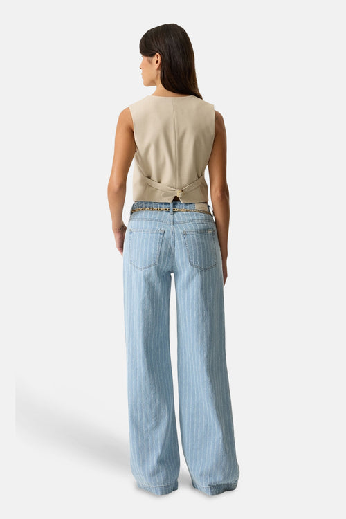 Blazer beige de GARCIA, porté avec un pantalon rayé bleu et une ceinture chaîne dorée, vue de dos.

