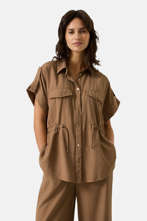 Chemise taupe à manches courtes de GARCIA, avec poches à rabat et cordon de serrage à la taille.
