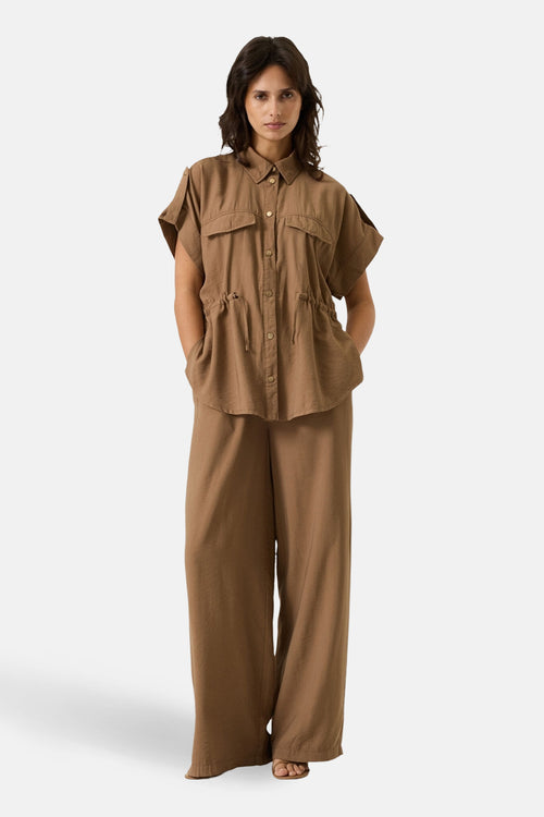Chemise taupe à manches courtes de GARCIA, avec poches poitrine et cordon de serrage à la taille.
