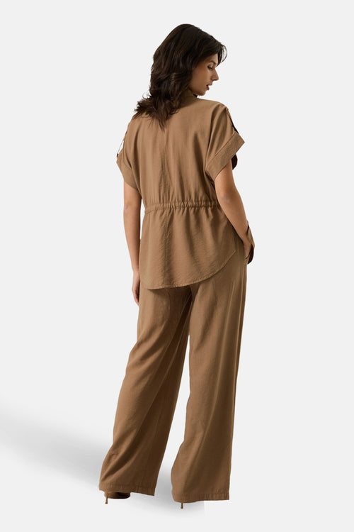 Chemisier taupe à manches courtes de GARCIA, avec cordon de serrage à la taille et coupe arrondie dans le dos.