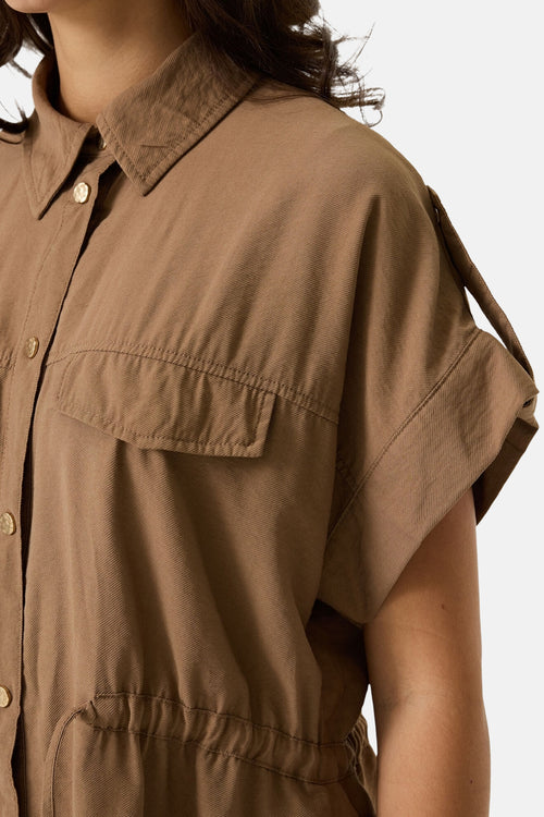 Chemise taupe à manches courtes de GARCIA, avec col et poche plaquée, et ceinture coulissée.

