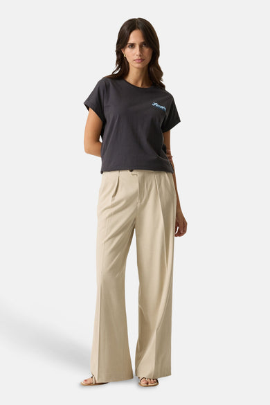 Pantalon de costume beige de GARCIA, coupe ample et jambes larges, porté avec un t-shirt anthracite.
