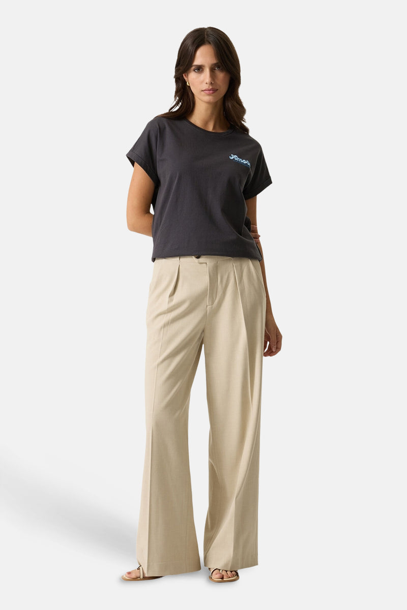 Pantalon de costume beige de GARCIA, coupe ample et jambes larges, porté avec un t-shirt anthracite.
