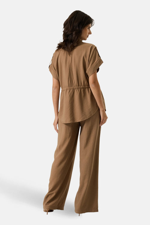 Pantalon taupe GARCIA, jambe large, en lin, présenté de dos avec un haut coordonné.