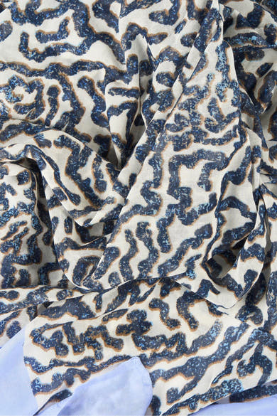 Foulard multicolore de GARCIA avec un motif abstrait ondulé en bleu, marron et blanc, drapé de manière désordonnée.
