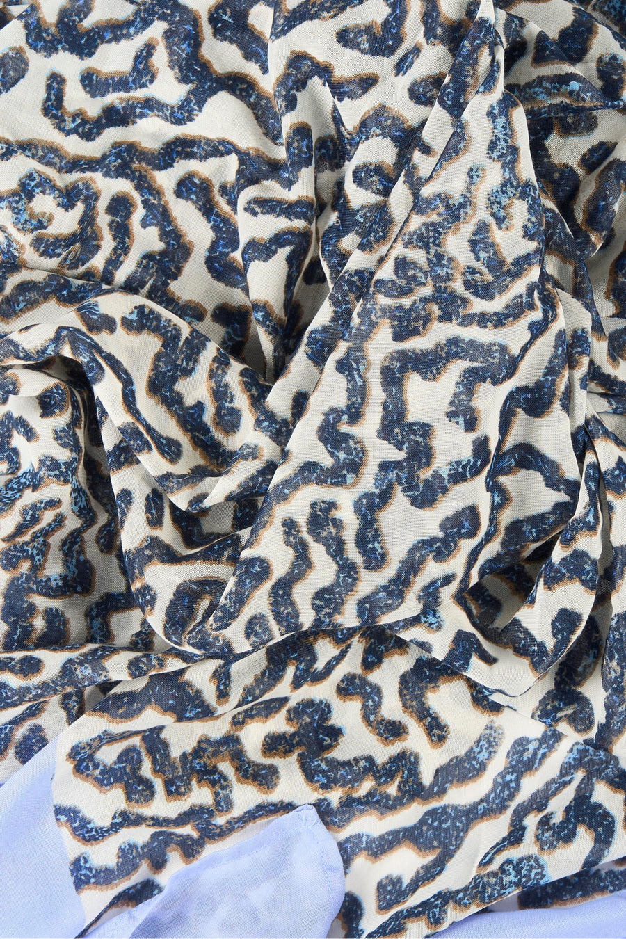 Foulard multicolore de GARCIA avec un motif abstrait ondulé en bleu, marron et blanc, drapé de manière désordonnée.
