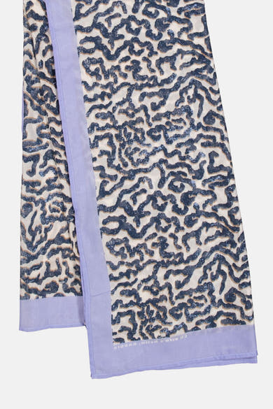 Foulard multicolore de GARCIA, avec un motif abstrait bleu et beige sur fond blanc, bordure parme.
