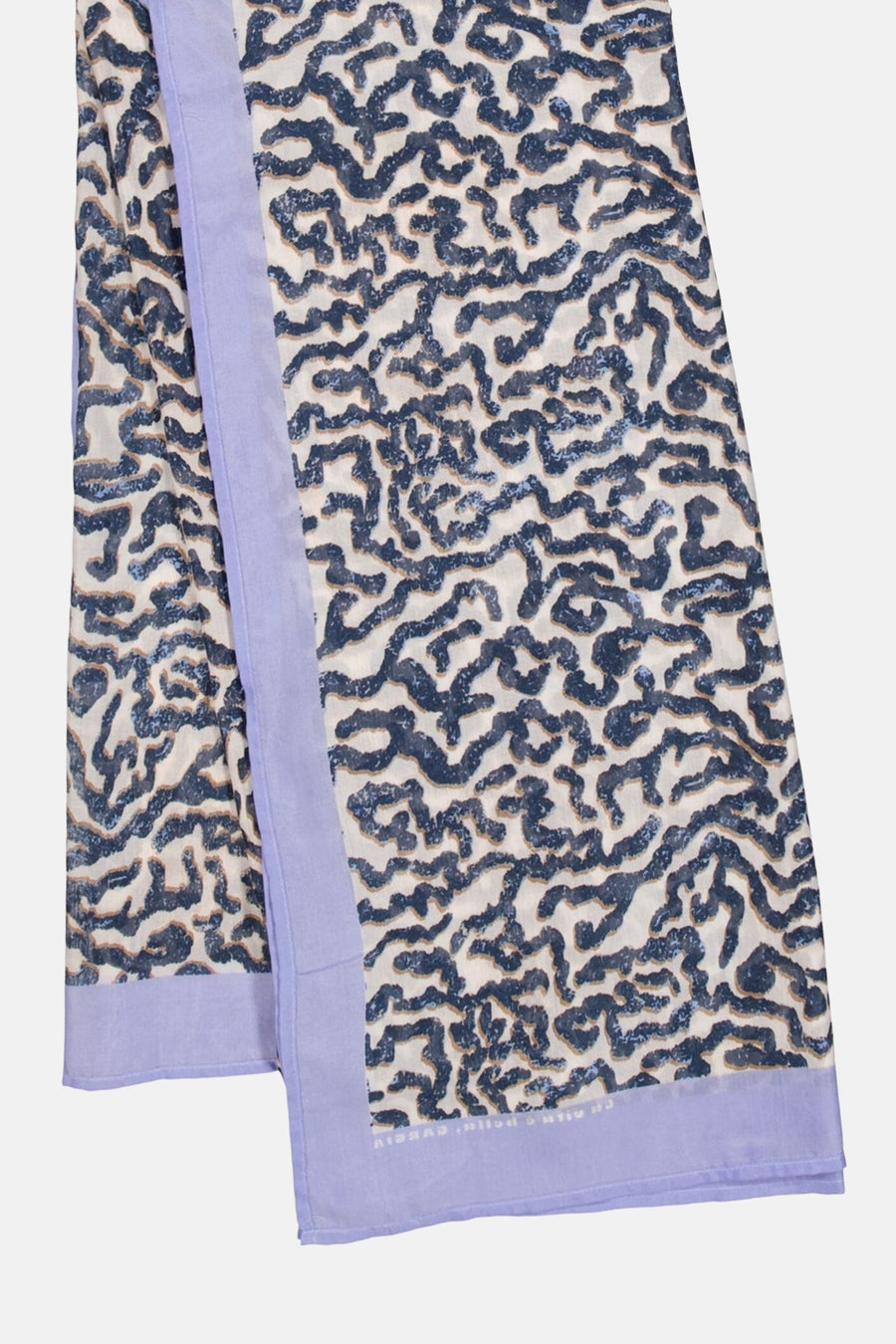 Foulard multicolore de GARCIA, avec un motif abstrait bleu et beige sur fond blanc, bordure parme.
