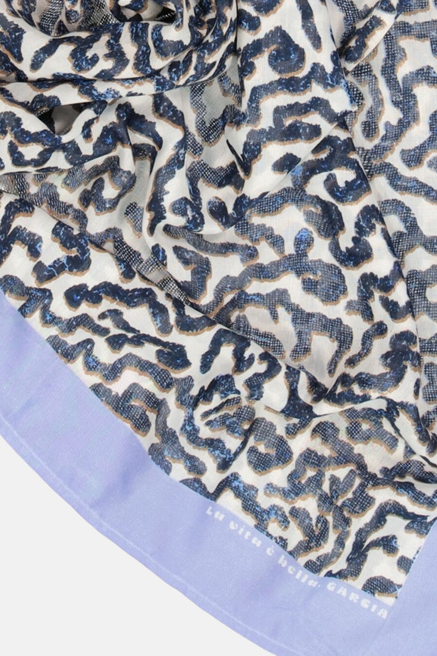 Foulard multicolore de GARCIA avec un motif abstrait ondulé dans les tons de bleu et beige, bordure lavande.
