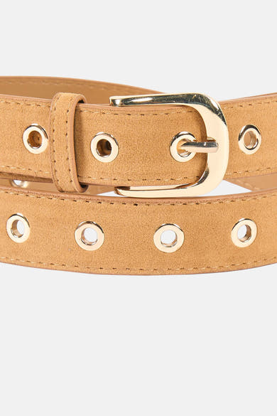 Ceinture cognac en suède de GARCIA, ornée d'œillets dorés et d'une boucle dorée, en gros plan.
