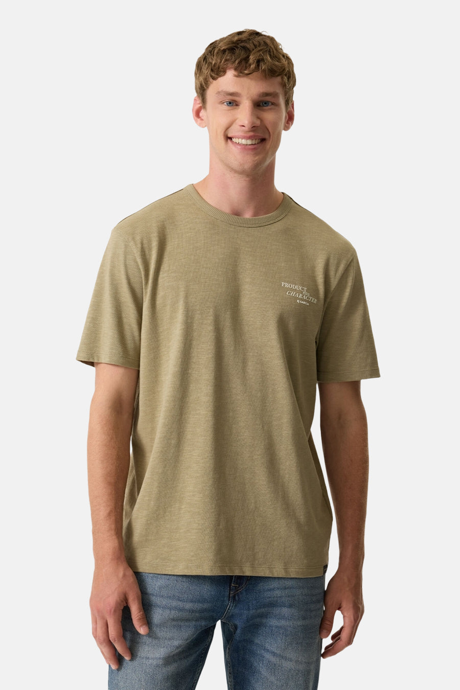 Groen T-shirt met korte mouwen van GARCIA, met een kleine decoratieve tekst op de voorkant en gedragen met een spijkerbroek.
