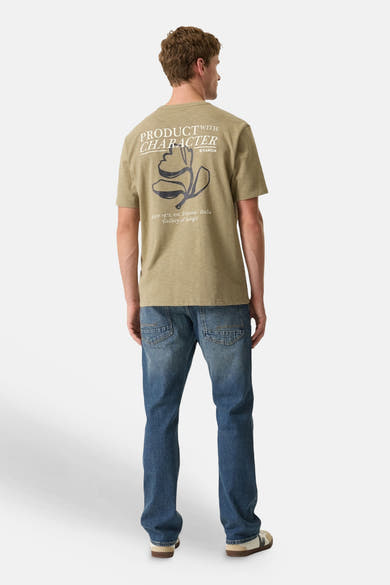 Groen T-shirt met korte mouwen van GARCIA, met decoratieve print op de rug, gedragen met een blauwe jeans.