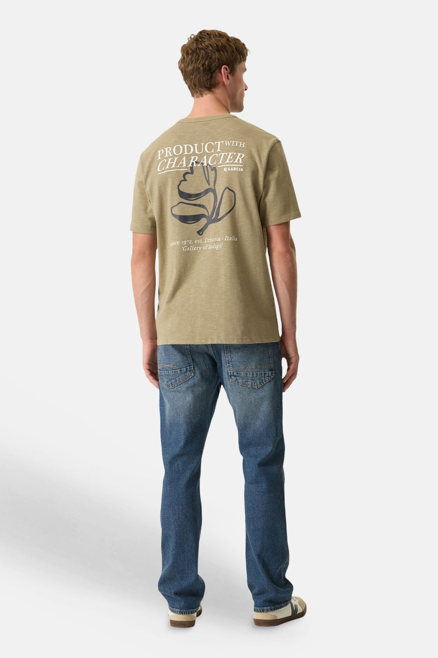 Groen T-shirt met korte mouwen van GARCIA, met decoratieve print op de rug, gedragen met een blauwe jeans.
