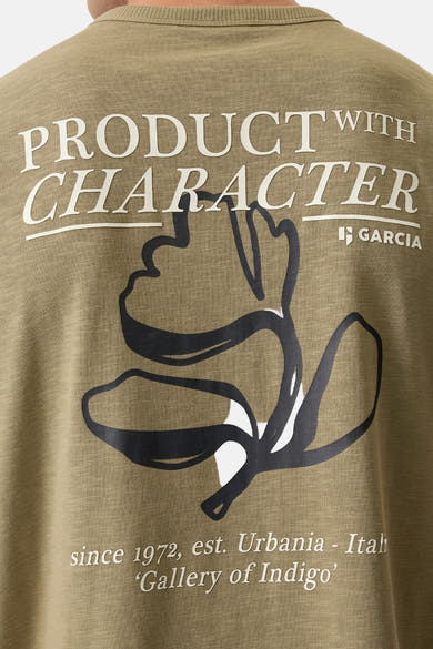Groen T-shirt met korte mouwen van GARCIA met zwarte grafische print en witte tekst op de achterkant.