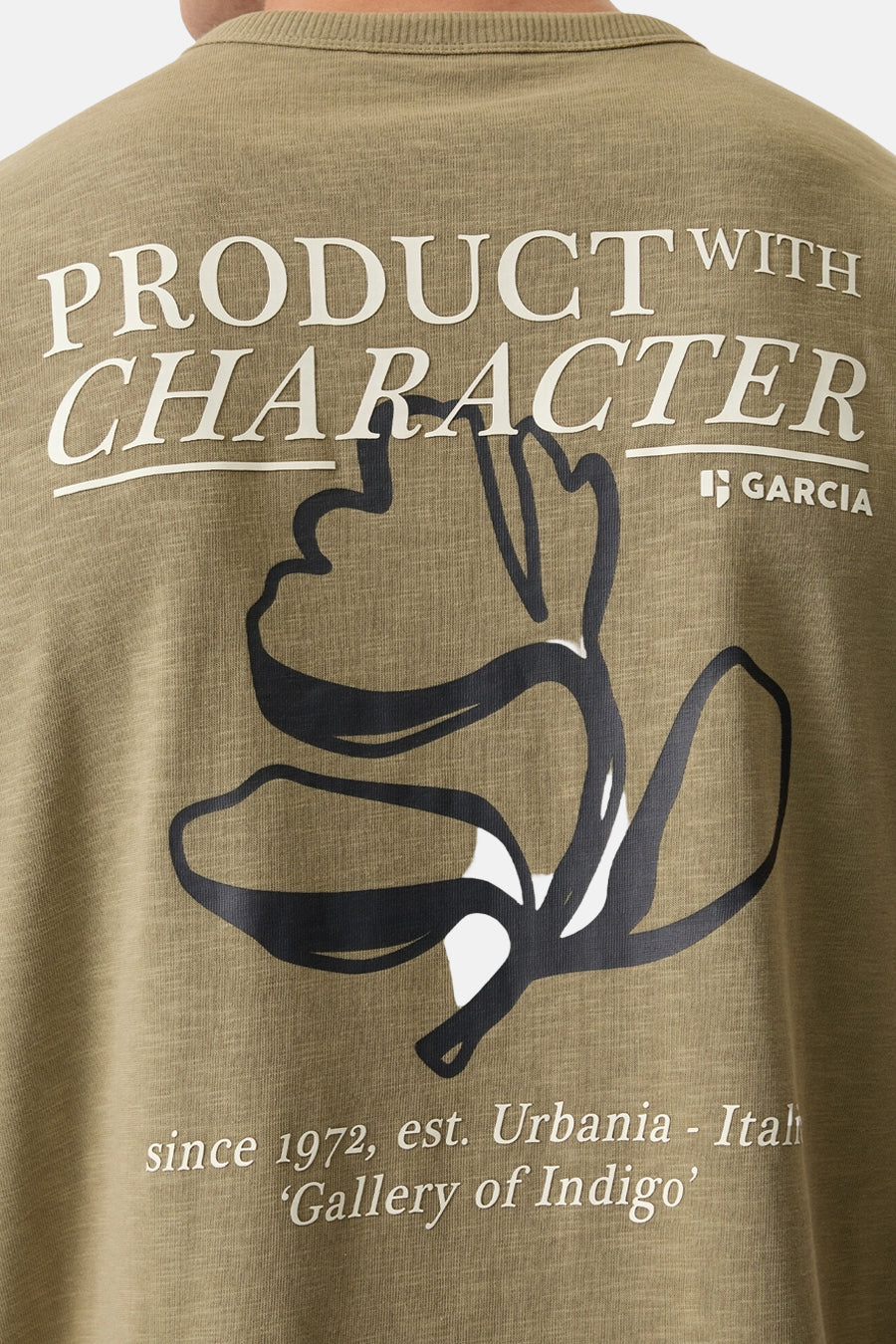 Groen T-shirt met korte mouwen van GARCIA met zwarte grafische print en witte tekst op de achterkant.