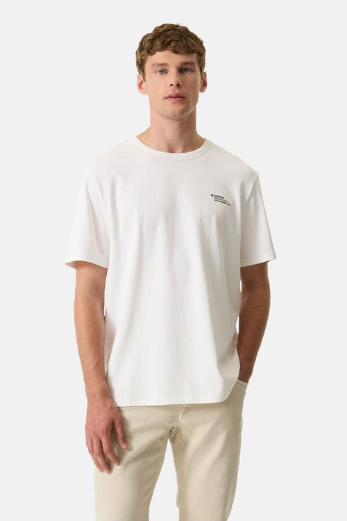 T-shirt blanc à manches courtes de GARCIA, avec un petit logo discret en haut à droite.