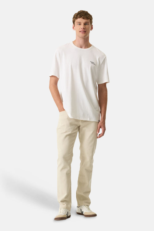 T-shirt blanc à manches courtes de GARCIA, porté avec un pantalon beige et des baskets.