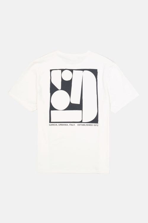 T-shirt blanc à manches courtes de GARCIA avec motif graphique noir et blanc au dos.