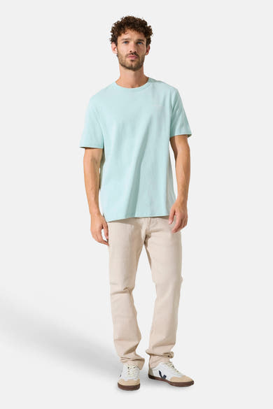 Lichtgroen T-shirt met korte mouwen van GARCIA, gedragen met een beige broek en sneakers.