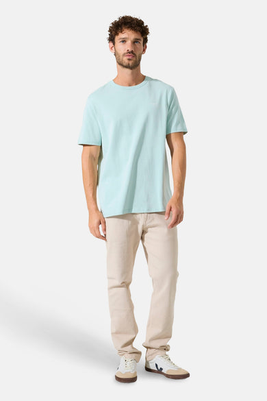 T-shirt vert clair à manches courtes de GARCIA, porté avec un pantalon beige et des baskets.
