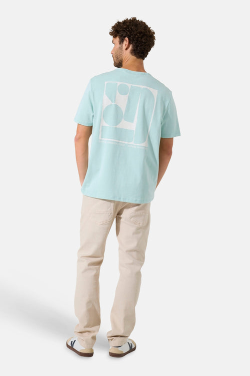 T-shirt vert à manches courtes de GARCIA, avec un motif géométrique blanc imprimé au dos.