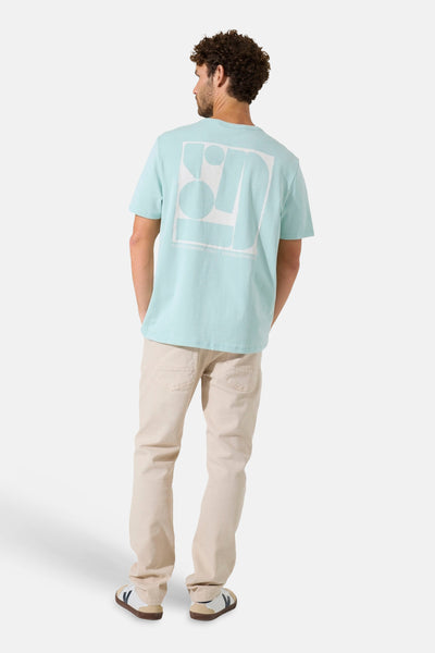 T-shirt vert à manches courtes de GARCIA, avec un motif géométrique blanc imprimé au dos.