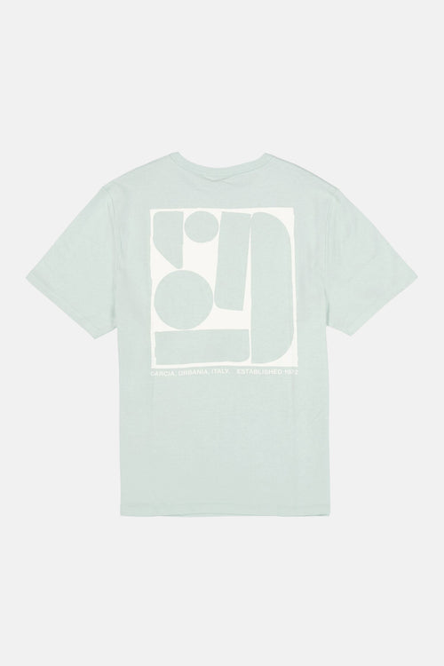 T-shirt vert à manches courtes de GARCIA, avec un grand motif géométrique blanc au dos.
