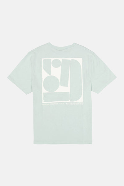 T-shirt vert à manches courtes de GARCIA, avec un grand motif géométrique blanc au dos.
